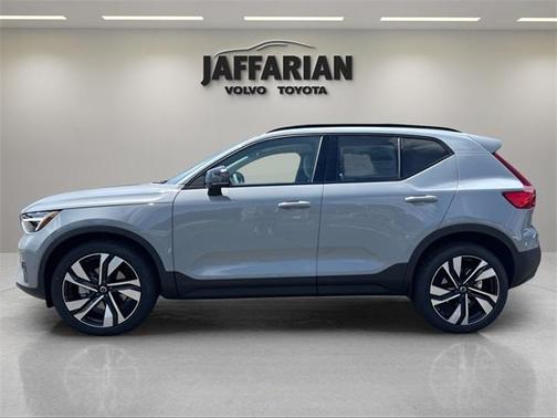 2025 Volvo XC40 B5 Plus Dark Theme