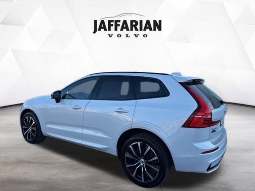 2023 Volvo XC60 B5 Plus Dark Theme