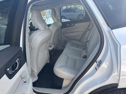 2023 Volvo XC60 B5 Plus Dark Theme