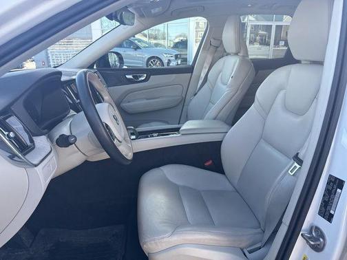 2023 Volvo XC60 B5 Plus Dark Theme