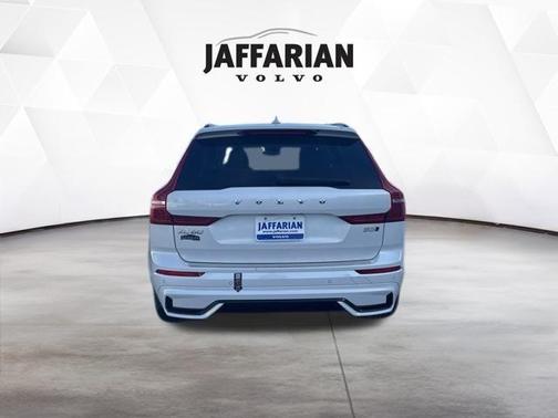 2023 Volvo XC60 B5 Plus Dark Theme