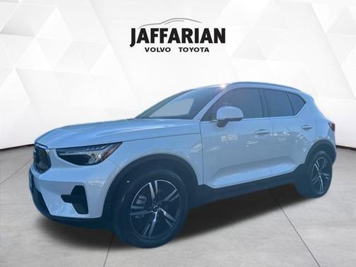 2025 Volvo XC40 B5 Core Bright Theme