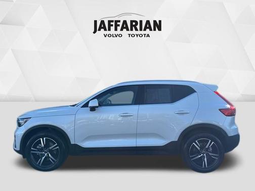 2025 Volvo XC40 B5 Core Bright Theme