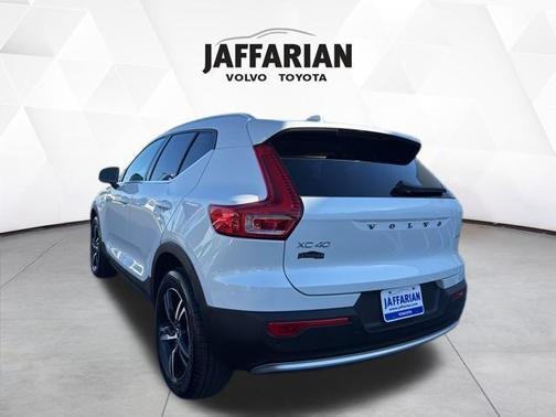 2025 Volvo XC40 B5 Core Bright Theme