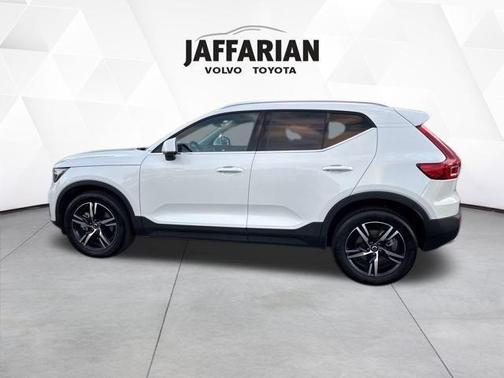 2025 Volvo XC40 B5 Core Bright Theme