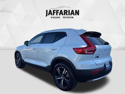 2025 Volvo XC40 B5 Core Bright Theme