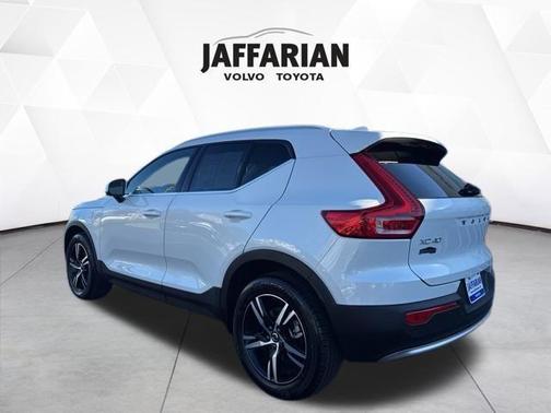 2025 Volvo XC40 B5 Core Bright Theme
