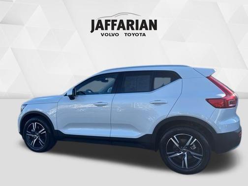 2025 Volvo XC40 B5 Core Bright Theme
