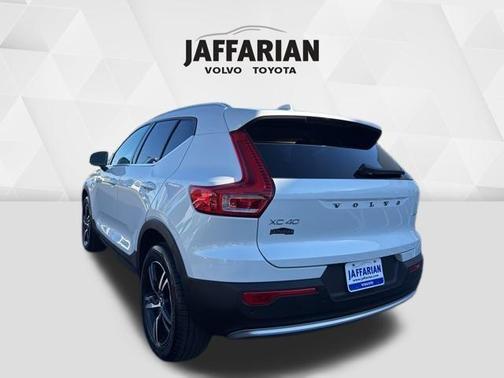 2025 Volvo XC40 B5 Core Bright Theme