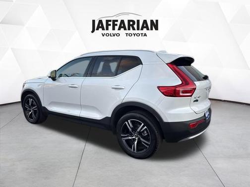 2025 Volvo XC40 B5 Core Bright Theme