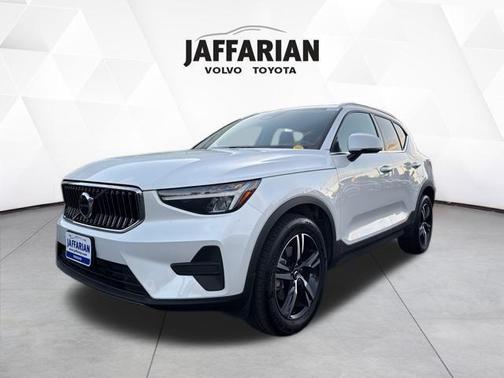 2025 Volvo XC40 B5 Core Bright Theme