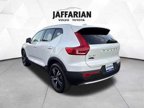 2025 Volvo XC40 B5 Core Bright Theme