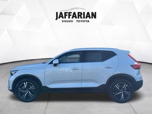 2025 Volvo XC40 B5 Core Bright Theme
