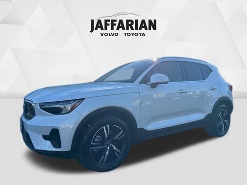 2025 Volvo XC40 B5 Core Bright Theme