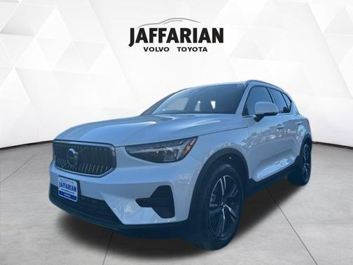 2025 Volvo XC40 B5 Core Bright Theme