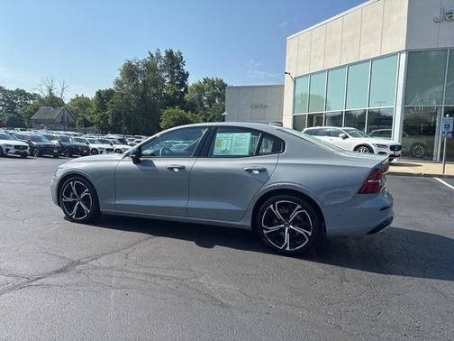 2024 Volvo S60 B5 Ultimate Dark Theme