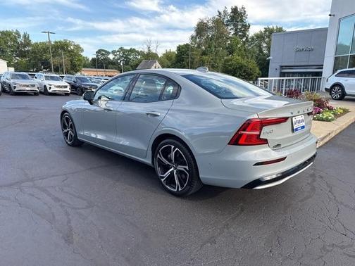 2024 Volvo S60 B5 Ultimate Dark Theme