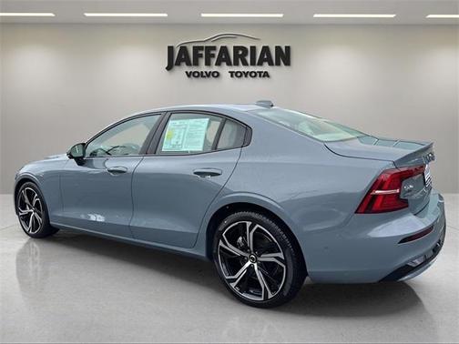 2024 Volvo S60 B5 Ultimate Dark Theme