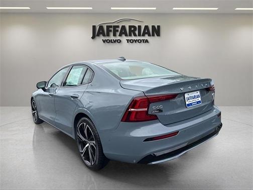 2024 Volvo S60 B5 Ultimate Dark Theme