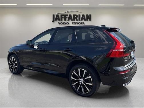 2023 Volvo XC60 B5 Plus Dark Theme