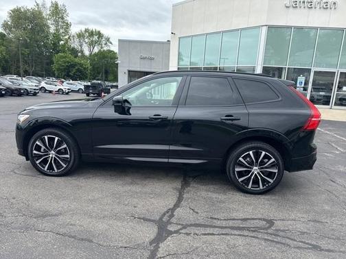 2023 Volvo XC60 B5 Plus Dark Theme