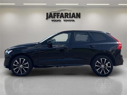 2023 Volvo XC60 B5 Plus Dark Theme