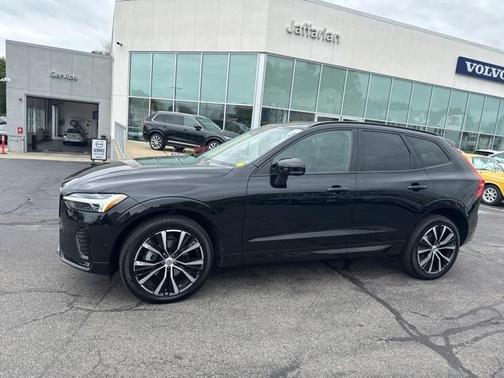 2023 Volvo XC60 B5 Plus Dark Theme