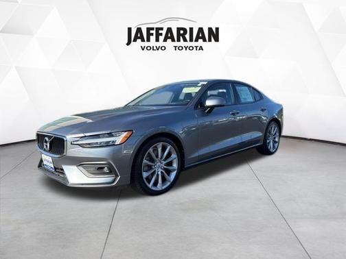 2021 Volvo S60 T6 Momentum