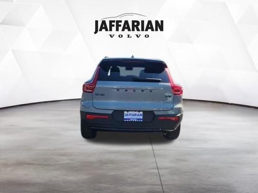 2026 Volvo XC40 B5 Ultra Black Edition