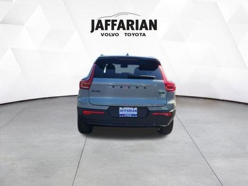 2026 Volvo XC40 B5 Ultra Black Edition