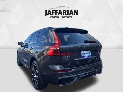 2023 Volvo XC60 B5 Plus Dark Theme