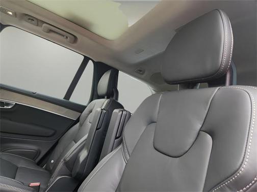 2025 Volvo XC90 Plug-In Hybrid T8 Ultra 6-Seater