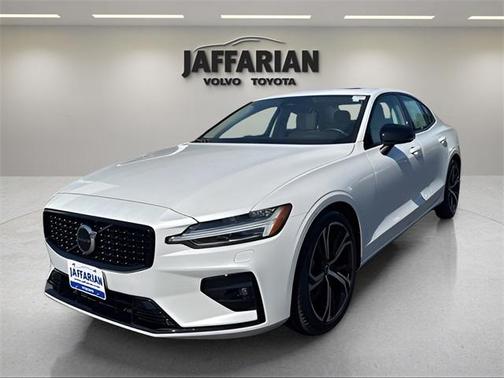2024 Volvo S60 B5 Core Dark Theme