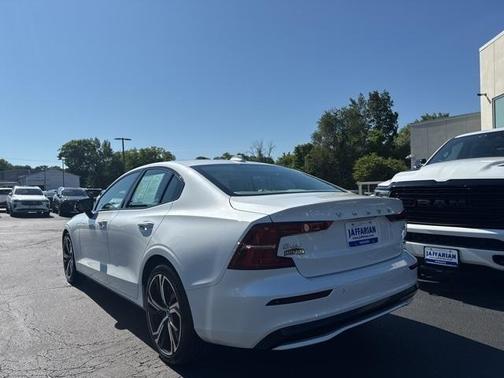 2024 Volvo S60 B5 Core Dark Theme