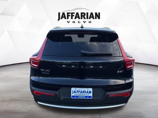 2025 Volvo XC40 B5 Core Bright Theme