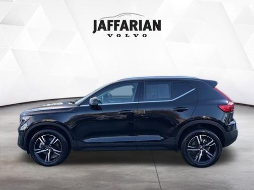 2025 Volvo XC40 B5 Core Bright Theme