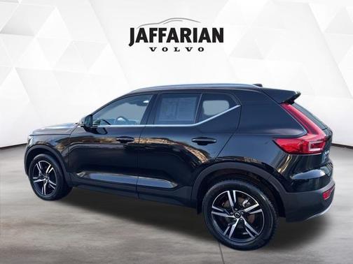 2025 Volvo XC40 B5 Core Bright Theme