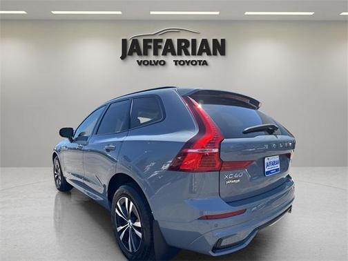 2024 Volvo XC60 Recharge Plug-In Hybrid T8 Core Dark Theme