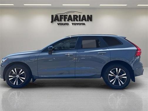 2024 Volvo XC60 Recharge Plug-In Hybrid T8 Core Dark Theme