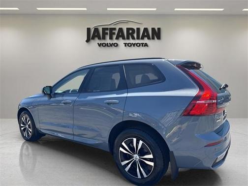 2024 Volvo XC60 Recharge Plug-In Hybrid T8 Core Dark Theme