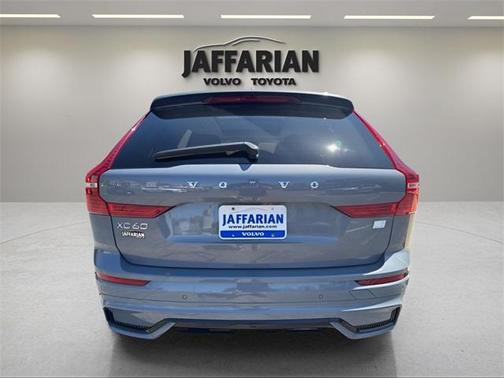 2024 Volvo XC60 Recharge Plug-In Hybrid T8 Core Dark Theme