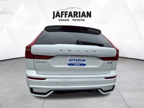2023 Volvo XC60 B6 Ultimate Dark Theme