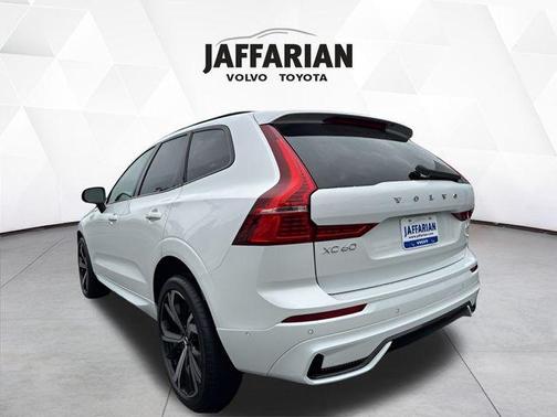 2023 Volvo XC60 B6 Ultimate Dark Theme
