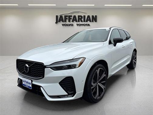 2023 Volvo XC60 B6 Ultimate Dark Theme