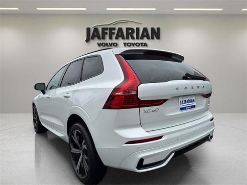 2023 Volvo XC60 B6 Ultimate Dark Theme