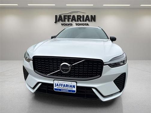 2023 Volvo XC60 B6 Ultimate Dark Theme