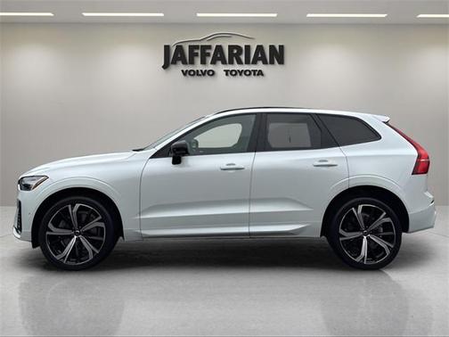 2023 Volvo XC60 B6 Ultimate Dark Theme