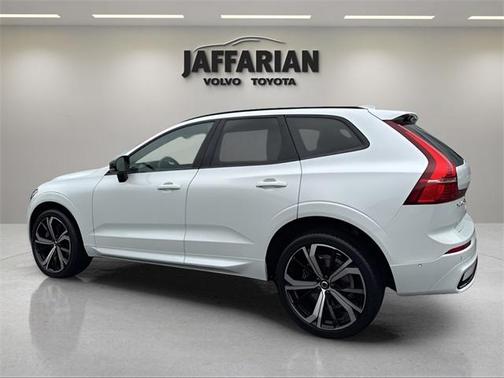 2023 Volvo XC60 B6 Ultimate Dark Theme