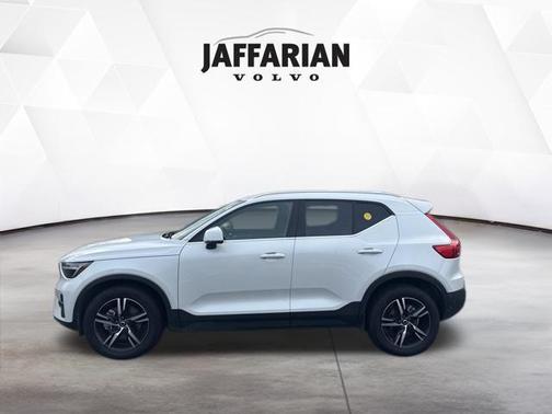 2025 Volvo XC40 B5 Core Bright Theme