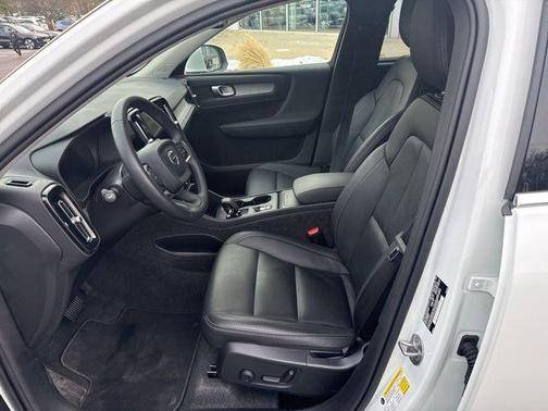 2025 Volvo XC40 B5 Core Bright Theme